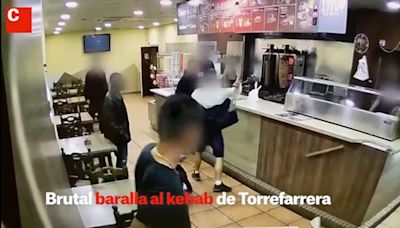 VÍDEO: La brutal pelea con catanas, un hacha y un perro en un kebab de Torrefarrera (Lleida)