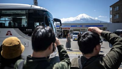 日本掛黑布阻拍富士山尚未完工，外國遊客又發現拍照「新景點」 - The News Lens 關鍵評論網