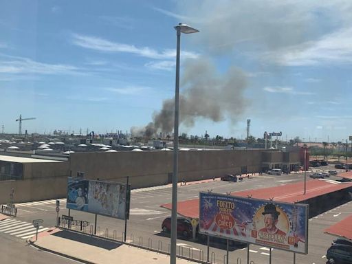 Extinguido el incendio originado en los alrededores del local de comida rápida Popeyes de Castellón y la gasolinera Cepsa
