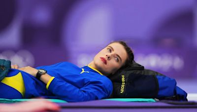 Descansó en su bolsa de dormir y ganó la medalla de oro: el curioso método de relajación de la atleta que descolló en salto en alto en París 2024