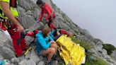 Complicado rescate entre la niebla: una montañera herida en los Picos de Europa tuvo que ser porteada a pie durante varias horas