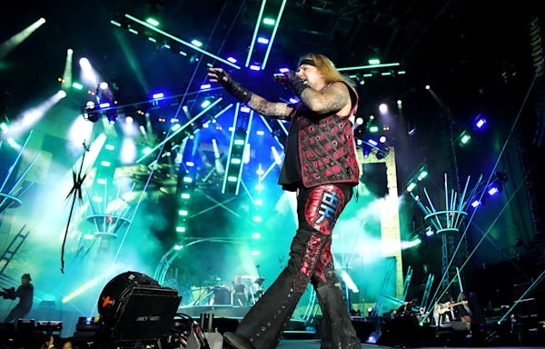 Mötley Crüe singer Vince Neil falls on his face at New Jersey show