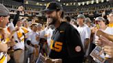 Tennessee earns first national title in baseball with 6-5 win over Texas A&M