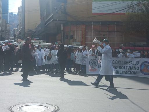 Bloqueo de médicos obstruye el tránsito vehicular en el centro de La Paz - El Diario - Bolivia