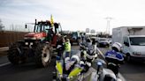 Agricultores franceses bloquean rutas y aumentan la presión sobre el Gobierno