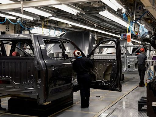 US manufacturing extends slump; inflation pressures ebbing