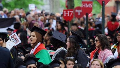 哈佛大學畢業禮數百人離場抗議校方懲罰曾參與示威的學生 - RTHK
