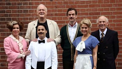 John Cleese lleva serie de TV "Fawlty Towers" al escenario y dice que la farsa es mejor en el teatro