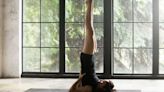 Las 2 posturas de yoga que tenés que hacer para mejorar la circulación y trabajar los músculos de las piernas