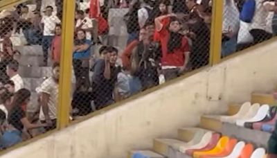Torcedores do Universitario fazem gestos racistas aos torcedores do Botafogo