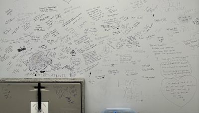 Patients at Florida abortion clinic write messages for each other on walls