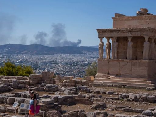 Grecia cerró la Acrópolis y dos bomberos murieron en Italia en medio de la ola de calor que atraviesa el sur de Europa