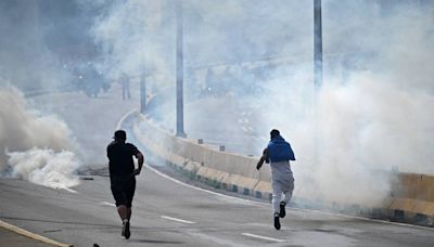 Militares lanzan gas lacrimógeno a venezolanos que rechazan reelección de Nicolás Maduro