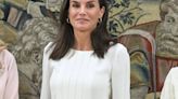 La Reina Letizia, con tacones sensatos y una blusa plisada ideal en su vuelta al trabajo