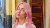 El motivo tras el cambio de look más sorprendente de Hiba Abouk: ¡ahora su cabello es rosa!