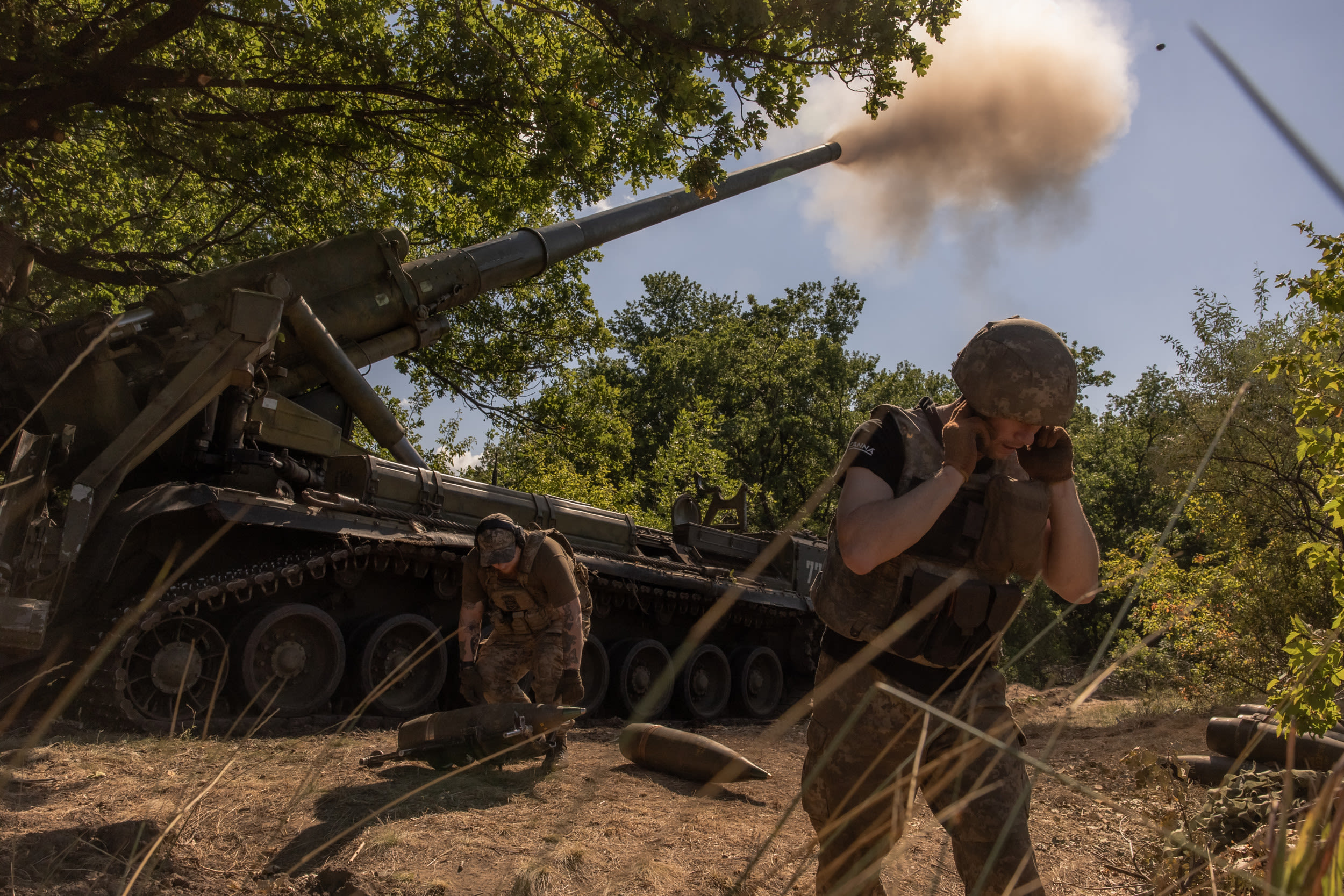 Ukrainian drone showers Russian positions with "molten thermite": video