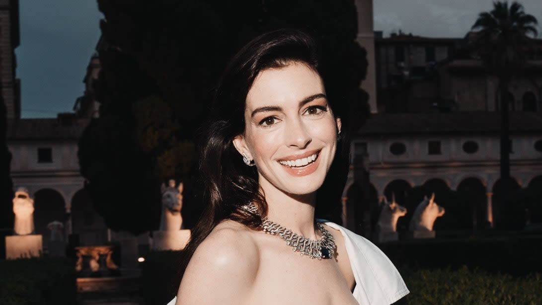 Anne Hathaway's Trick For Plumper Lips? A Hair Pin