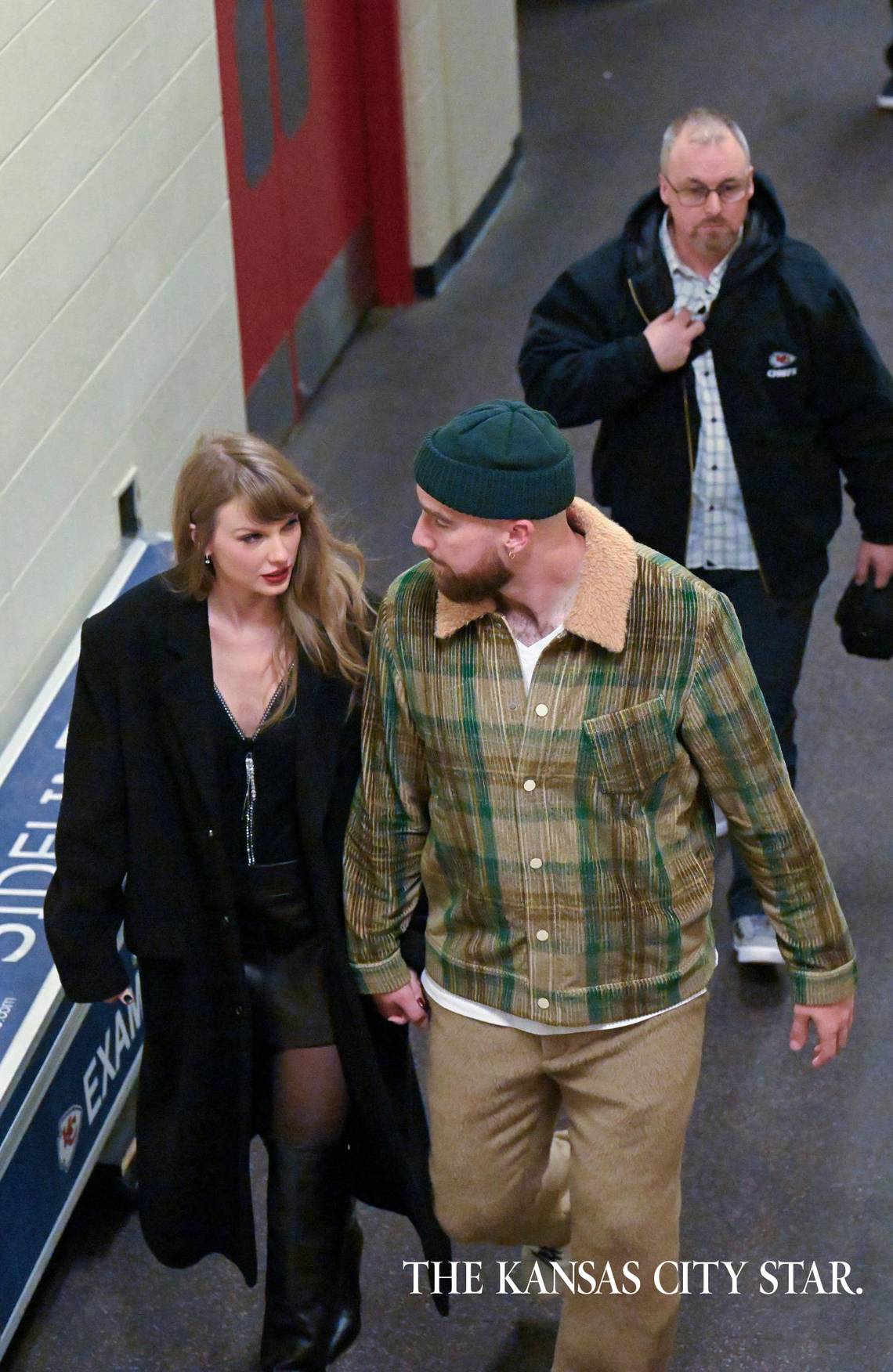 Taylor Swift fans love that Chiefs’ Travis Kelce is happy to put her in the spotlight