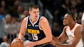 Jokic acaricia triple doble y lidera a Nuggets a vencer a Spurs por 132-120