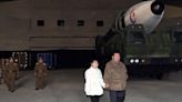 Corea del Norte: Kim Jong-un "presenta" a su hija en el lanzamiento de un misil balístico