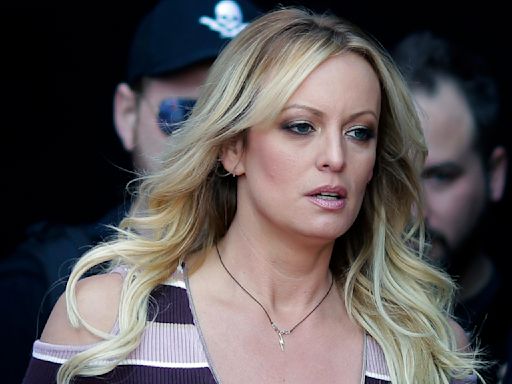 La actriz porno Stormy Daniels sube al estrado en juicio a Trump