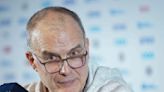 “Un brasileño…”: el divertido momento que protagonizó Marcelo Bielsa y Betancur en la conferencia de Uruguay - La Tercera