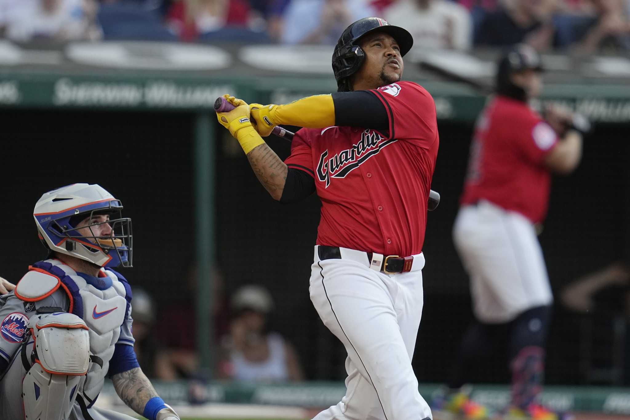 José Ramírez drives in 3 runs as the AL Central-leading Guardians edge the Mets 7-6