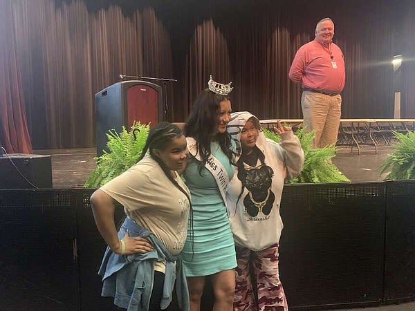 Miss Twin Rivers visits with THS seniors before graduation | Texarkana Gazette