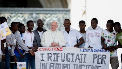Francisco visita Marsella mientras en Europa crecen las opiniones contrarias a la migración