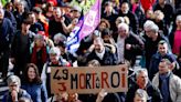 Policía y manifestantes se enfrentan por tercera noche en París por reformas de Macron