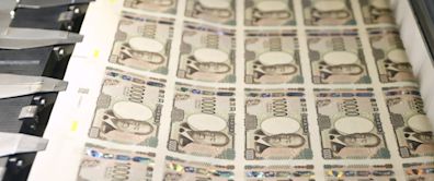 Yen Climbs 1% Versus Dollar as US Data Supports Bets on Fed Cuts