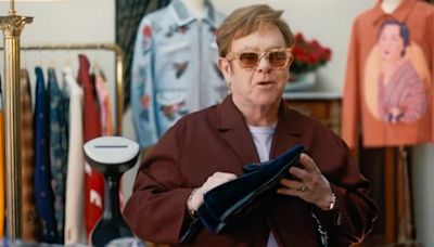 Elton John anuncia leilão de itens pessoais de vestuário no eBay