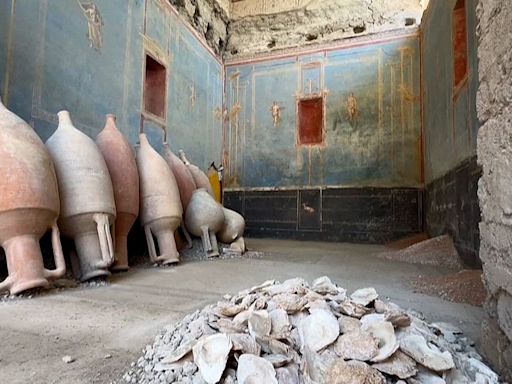 Pompeii archaeologists uncover incredibly rare blue room with stunning frescoes of female figures