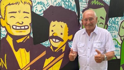 Comedy legend Tommy Cannon visits ‘fantastic’ mural featuring Oldham heroes including Nick Grimshaw and Sarah Lancashire