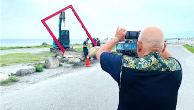 沒機會了！台東海濱公園紅相框拆除 遊客不捨拍「遺照」 - 生活