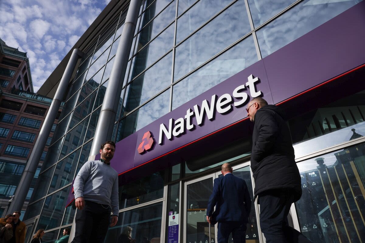 UK’s Labour Pledges to Review Plans to Sell Stake in NatWest