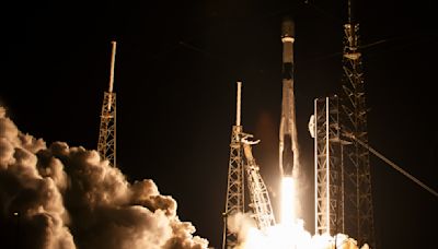 SpaceX launches 23 Starlink satellites into orbit from Florida in late-night liftoff (video)