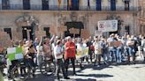 Más de cincuenta caravanistas protestan en Cort contra la nueva ordenanza: "No es acampar, vivimos ahí porque no tenemos alternativa"