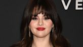 Selena Gomez sublimissime : elle ose la robe bustier fendue et dévoile ses jambes fines