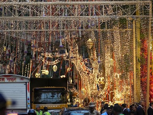 De onde vem a fortuna do indiano que organiza casamento milionário para seu filho