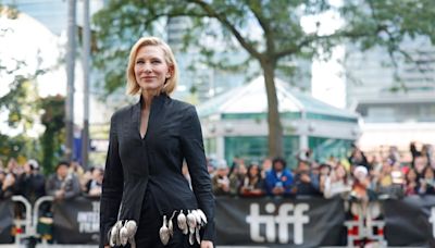 Por qué las cucharas son la nueva obsesión estilística de Cate Blanchett