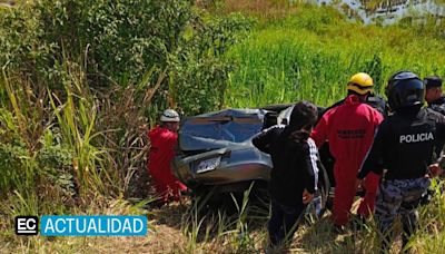 Un vehículo cayó a sembradíos de arroz, en Pedro Carbo
