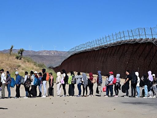 Cruces fronterizos entre México y Estados Unidos no han disminuido tras nuevas restricciones al asilo, dicen funcionarios de Biden