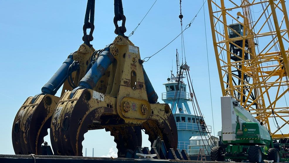 Up-close look of the "claw" as Key Bridge salvage operations continue