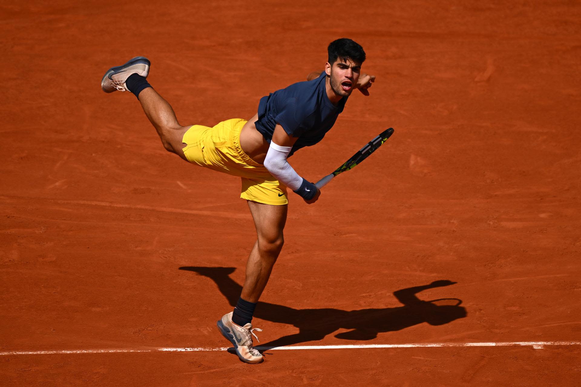 Carlos Alcaraz makes convincing Roland Garros start