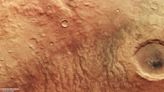 Nineteen-mile-wide crater on Mars looks like a huge eye