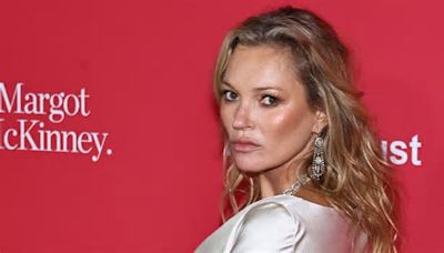 Kate Moss deslumbra con vestido satinado y sin sujetador a los 50 años emulando uno de sus looks de los 2000