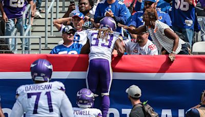 Aaron Jones does 'Lambeau Leap' after first TD with Vikings