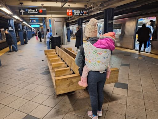 ¿De qué forma la Ciudad de Nueva York evitará que más niños migrantes sigan en el Subway vendiendo golosinas? - El Diario NY