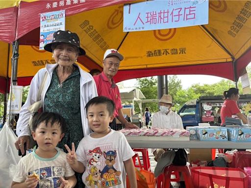 助孤老公益園遊會 百歲人瑞一日攤主場面溫馨 - 宜蘭縣